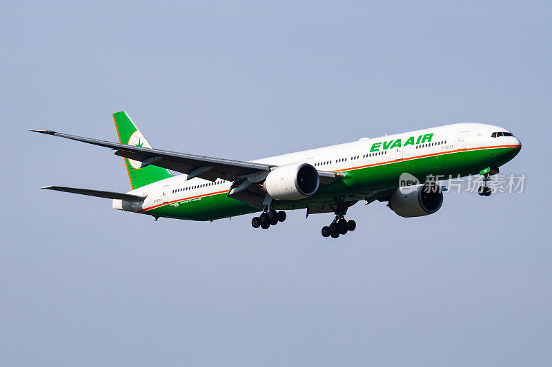长荣航空波音777-300ER B-16707客机抵达并降落维也纳机场